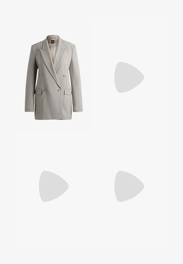 Lysegrå dobbeltradet blazer med brede låg, fire beige knapper, klaplommer og et BOSS-label inden i kraven.; Hvid cropped T-shirt, korte brede ærmer, blødt bomuldsstof, rund halsudskæring med diskret orange kant, minimalistisk design uden mønstre eller grafik.; Bredde bukser i lys cremefarvet stof, med sidelommer, flad front og en enkelt knaplukning i taljen. Glat tekstur.; Sko med spids tå og slingback i off-white læder, med en lav hæl og udskæringsdesign, der har en glat tekstur og minimale accenter.