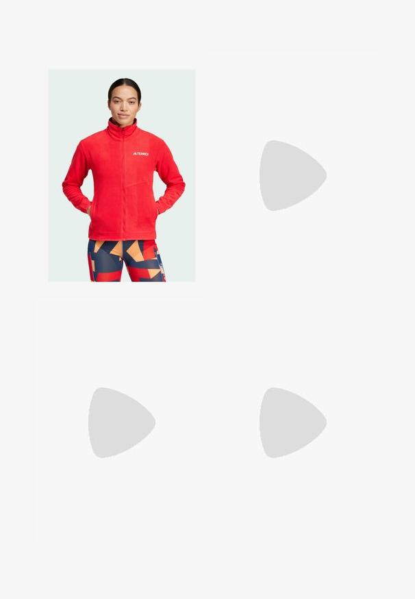 Rote Fleecejacke mit hohem Kragen, vollständigem Frontreißverschluss und Logo auf der Brust. Verfügt über zwei Taschen und eine weiche, strukturierte Oberfläche.; Set aus drei kurzärmeligen T-Shirts in Schwarz, Grau und Weiß. Hergestellt aus Baumwolle, mit Rundhalsausschnitt und einem einfachen, einfarbigen Design.; Braune, hoch taillierte Leggings mit seitlichen Schlitzen am Saum, aus dehnbarem Material. Verfügt über dezente Nähte und ein kleines Logo in der Nähe des Bundes.; Samba-Sneaker mit einer Farbgebung in Creme und Beige, ausgestattet mit drei hellblauen Streifen, weißen Schnürsenkeln und braunen Gummisohlen.
