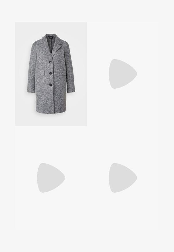 Vero Moda Petite VMAMBERBECCA COAT  - Palton scurt - mottled grey; Două bluze cu mânecă lungă și guler înalt, una albă și una neagră, realizate dintr-un material neted și elastic, ambele având un design slim-fit.; Pantaloni largi negri dintr-un material texturat, cu un tiv elastic și o panglică detașabilă la talie pentru un fit ajustabil.; Pantof cu toc negru din piele, cu vârf ascuțit și toc mic pătrat. Dispune de o curea la gleznă cu o cataramă în tonuri de aur. Textură netedă.; Genți negre cu o formă structurată, textură netedă și un închizător metalic. Asortată cu pantaloni negri largi și sandale cu vârf deschis pe un podea din lemn.