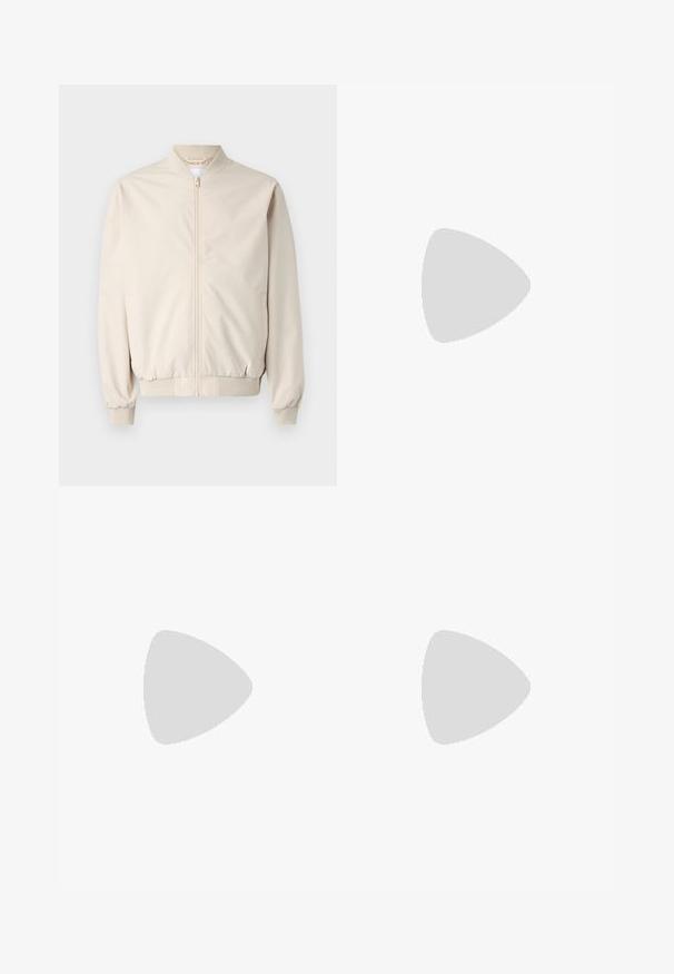 Casaco bomber bege com fecho de correr frontal, colarinho e punhos canelados, tecido suave e bolsos laterais. Design simples com um corte descontraído.; T-shirt branca de mangas curtas com o texto vermelho "Edição Originais do Estúdio" no lado esquerdo do peito, apresentada sobre um fundo cinza neutro.; Pier One Chinos - black; Sapatilha branca com um cabedal em couro liso e detalhes em camurça. Apresenta uma ponta perfurada, atacadores planos e uma sola de borracha com um acabamento texturizado.