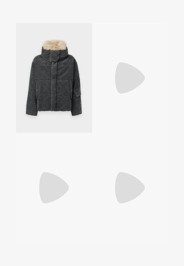 Siva pufasta jakna od manšestera s odvojivim kapuljačom od umjetnog krzna, karakterističnog kutijastog oblika, prošivenim uzorkom i detaljem bočnih džepova.; Crni pulover s rebrastim okruglim izrezom, dugim rukavima i teksturiranim pletenim uzorkom. Nema vidljivih logotipa ili ukrasa.; Crne plisirane hlače s ravnim širokim nogavicama. Izrađene od glatkog materijala, s dugmadi za zatvaranje i petljama za remen.; Crne antilop tenisice s ravnim, teksturiranim potplatom, zaobljenim prstom, šest rupica za vezice i minimalističkim dizajnom.