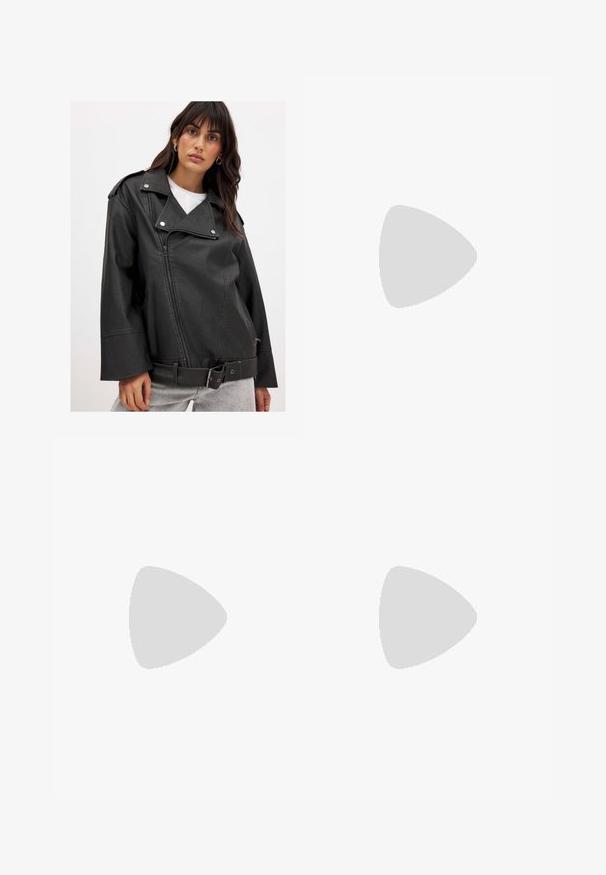 Schwarze Kunstleder-Bikerjacke mit breitem Revers, asymmetrischem Reißverschluss und tailliertem Design. Verfügt über Reißverschlusstaschen und eine lockere Passform.; Weißes Baumwoll-T-Shirt mit klassischem Rundhalsausschnitt, kurzen Ärmeln und slim-fit Schnitt. Keine Muster oder Akzente sichtbar.; Graue Jogginghose mit elastischem Bund, Kordelzug und kleinem weißen Nike-Logo am linken Oberschenkel. Weicher Stoff, locker sitzend.; Weiße Leder-Sneaker mit grauen Akzenten, perforierter Zehenpartie, flachen Schnürsenkeln, gepolstertem Kragen und einer strukturierten Gummi-Sohle.