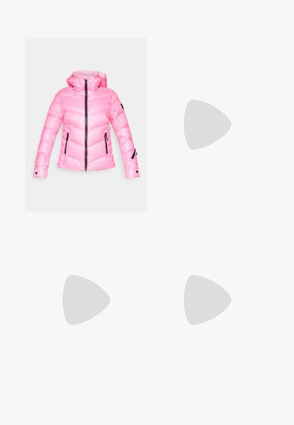 Rosa Pufferjacke mit hohem Kragen, Reißverschluss vorne und Zickzackmuster. Verfügt über schwarze Reißverschlussakzente und seitliche Taschen mit Reißverschlüssen.; Gekürztes schwarzes Baumwoll-T-Shirt mit kurzen Ärmeln, das weißen Text "Vice Sportswear" und eine runde Grafik auf der Vorderseite zeigt.; Schwarze Sporthose aus glänzendem, glattem Stoff, mit einem elastischen Bund, weitem Bein und einem kleinen Logo auf der linken Seite.; Weiße Sportschuhe mit Netzstoff, Gummisohlen und beige Akzenten. getragen mit hellen Socken auf einer grünen Fläche.