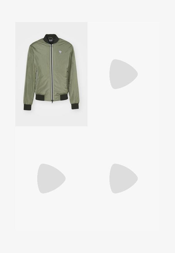 EA7 Emporio Armani JACKET - Bomber jakna - verde scuro; Črna bombažna majica s kratkimi rokavi, okroglim izrezom, bež akcentnimi šivi na ramenskih šivih in logotipom ARMANI EXCHANGE na sredini.; Črne trenirka hlače iz mehkega blaga, z elastičnim pasom, ravnimi nogami in z enim majhnim logotipom na strani.; Nizke bež tene s vezalkami, svetlo rožnata semiš plast, perforirani stranski detajli, bel rebrast podplat in temno zeleni zadnji del.