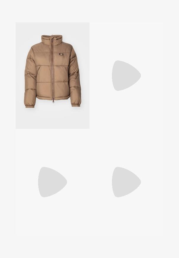 Brun pufferjakke med høy krage, glidelås foran, elastiske mansjetter og en quiltet design. Har merkevarepatch på brystet.; Hvit bomulls t-skjorte med avslappet passform, korte ermer og en liten brodert logo på venstre brystområde.; Blå høy midje vide ben jeans med knapp foran og lommer, falmet tekstur på lårene og rett kant.; Hvite lær sneakers med lys lilla detaljer, tre striper og gummisåle. Svarte bukser med et subtilt leopardmønster og sidestriper.