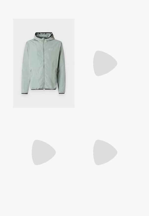Lys grøn hættejakke i glat, vandafvisende stof, med en frontlynlås og elastiske manchetter med sorte detaljer. EA7-logo på brystet.; Hvid bomulds t-shirt med rund halsudskæring og korte ærmer, prydet med et gold EA7 Emporio Armani logo trykt på forsiden.; Sorte atletiske shorts lavet af blødt stof, med en elastisk talje og et lille gult EA7-logo nederst på venstre ben.; Hvide lædersneakers med en glat overflade, rund tå, flade snørebånd og en tekstureret sål. Har et diskret logo på hælen.