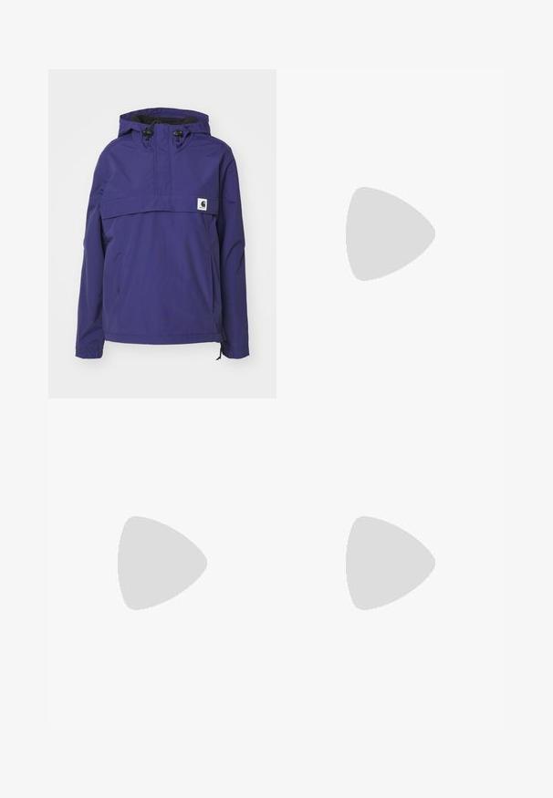 Ljubičasta jakna s kapuljačom i poluzip dizajnom, s prednjim džepom i elastčnim manžetama. Izrađena od laganog, vodootpornog materijala.; Dva majica bez rukava u crnoj i bijeloj boji, izrađene od rebrastog pamuka, s okruglim izrezima i prianjajućim dizajnom. Oznake su vidljive na obje.; Crne traperice ravnih nogavica s visokim strukom, prednjim kopčanjem na dugme i patentni zatvarač, te stilom s pet džepova na bijeloj pozadini.; Crne visoke tenisice s bijelim vezicama, bijelim logotipom i kontrastnim bijelim šavovima. Imaju debeli bijeli potplat i teksturiranu nubuk gornjište.; Crne ovalne sunčane naočale s tamnim staklima, sjajnim plastičnim okvirom, širokim krakovima i malim zlatnim detaljem s jedne strane.