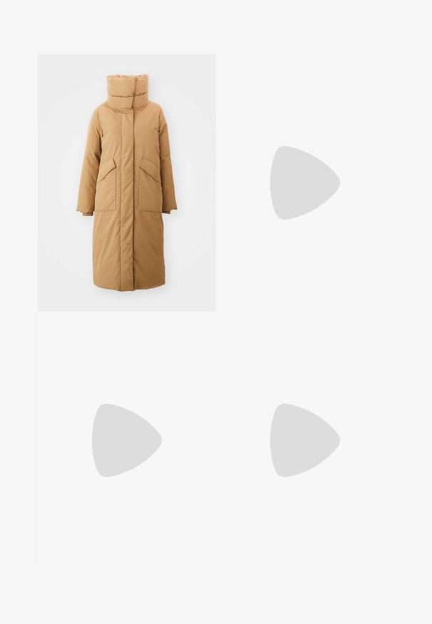Duga, tamno smeđa puf jakna s visokim ovratnikom, dva prednja džepa i glatkom vanjskom teksturom. Ima elegantan, minimalistički dizajn.; Crna turtleneck majica dugih rukava, napravljena od rebraste tkanine, ima uski kroj s visokim ovratnikom i bez uzoraka ili dekoracija.; Crne traperice od denima ravnog kroja, s pet džepova i zatvaranjem na gumb. Imaju bakrene zakovice i akcentne šavove.; Crne nubuk tenisice s tri bijele pruge, strukturiranom smeškastom gumenom potplatu i crnim čipkastim vezicama. Unutrašnja podstava ima uzorak s logotipom.; The North Face TERRA LUMBAR 3L UNISEX - Pojasna torbica - asphalt grey/black