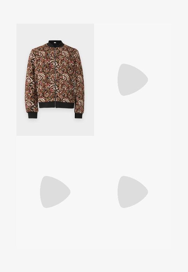 Textured bomberjack met een kleurrijk bloemenpatroon in tinten van rood, bruin en wit; zwarte geribbelde boorden en zoom, met een rits aan de voorkant.; Zwarte katoenen t-shirt met ronde hals, voorzien van een witte en groene gestreepte afwerking en een geborduurd groen krokodillenlogo op de linkerborst.; Zwarte cargobroek van lichtgewicht stof, met een relaxte pasvorm, twee grote zijzakken en een knoopsluiting.; Lacoste sneakers in donkergrijs van mesh en synthetisch materiaal, met een gestructureerde zool en bruine accenten op de kraag en branding.