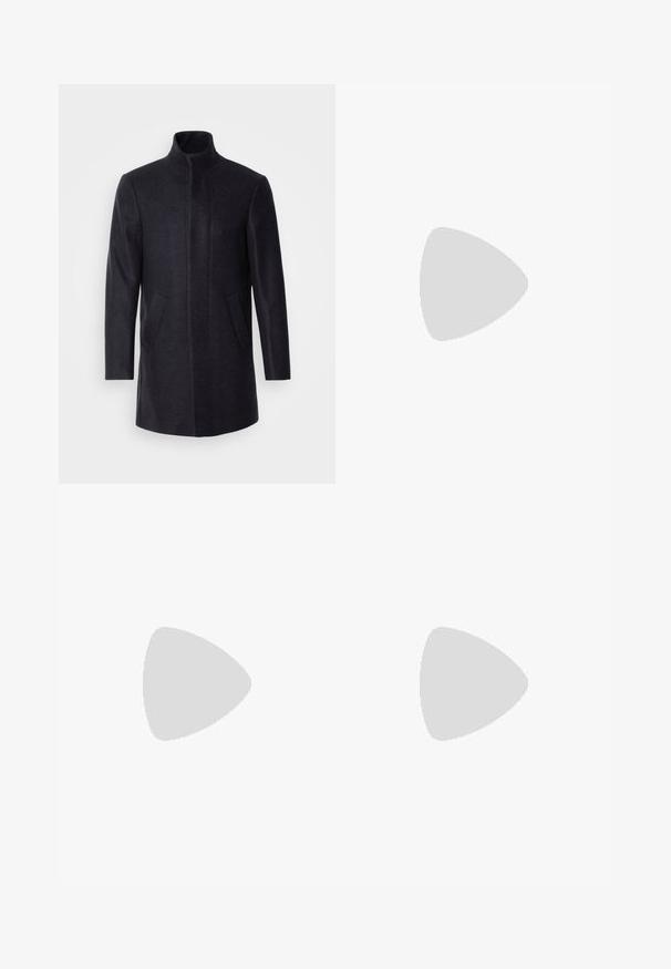 Isaac Dewhirst NEW COMFORT FUNNEL NECK COAT - Īss mētelis - navy; Melnā augstā kakla džemperis, kas izgatavots no mīksta materiāla, ar garām piedurknēm un pieguļušu piegriezumu. Ribota apdare ap apakšu un piedurknēm. Vienkāršs dizains.; Gaiši pelēkas pielāgotas bikses no teksturēta auduma, ar vienu aizmugurējo kabatu un tīru šuvju apdari.; Melna āda sašūta kurpe ar noapaļotu purngalu, gludu tekstūru, minimālu šuvju skaitu un zemu gumijas papēdi. Logo uz papēža.