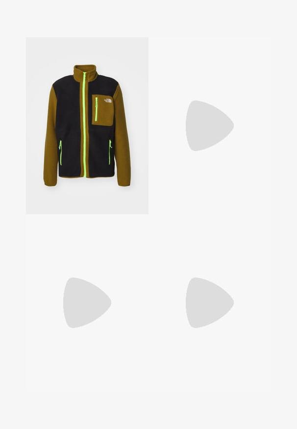 The North Face M YUMIORI FULL ZIP - Fleecejakke - black/moss green; Sort kortærmet t-shirt lavet af bomuld, med rund halsudskæring og et lille hvidt logo på den øverste venstre brystområde.; Sorte atletiske bukser lavet af letvægtsstof, med en snor i taljen, sidelommer og tapered manchetter ved anklerne.; Sort trail løbesko med en struktureret overdel, gummisål og forstærket tåhætte. Har en polstret krave og en pull-tab til nem påtagning.