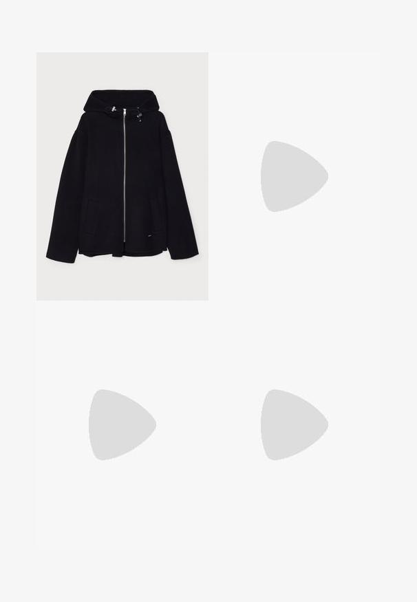 Jachetă din fleece neagră, cu glugă, fermoar frontal, ajustare cu șnur pe glugă și buzunare laterale. Textură netedă, croială lejera.; Tricou negru din bumbac, cu guler rotund și mâneci scurte. Prezintă o croială lejeră, o textură fină și un design minimalist.; Jeans din denim de culoare albastră deschisă, design cu picioare largi, talie înaltă, cinci buzunare, fermoar la zip și un finisaj ușor decolorat pentru un aspect uzat.; Mocasini negri din piele cu ciucuri, cusături galbene pe marginea tălpii și o talpă exterioară groasă, zimțată din cauciuc.