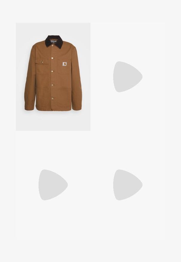 Carhartt WIP MICHIGAN COAT - Denim jacket - hamilton brown/tobacco rinsed; Button-up shirt made of light blue cotton, featuring vertical stripes of varying widths, a chest pocket, and long sleeves.; Carhartt WIP BRANDON PANT - Relaxed fit jeans - dusky pink stone dyed; Timberland AUTHENTIC 3 EYE - Lace-ups - burgundy