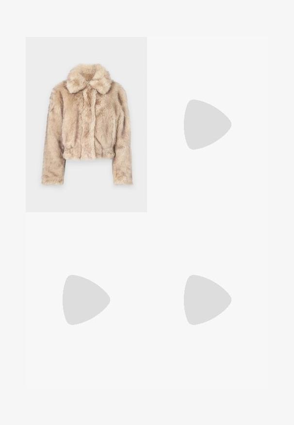 Chaqueta corta de pelo sintético en color beige claro, con cuello de muesca y textura suave y esponjosa, mangas largas y dobladillo ajustado.; Top blanco de manga corta acanalado con un escote amplio. La textura presenta rayas verticales, enfatizando un ajuste ceñido y un diseño sencillo.; Pantalones de pierna ancha negros con una textura suave, que presentan una cintura alta y pliegues centrales. Sin patrones visibles ni detalles de hardware.; Zapatos de charol negro de tacón alto con punta cuadrada, correa en el tobillo y tacón grueso. Incluye detalles perforados a lo largo del borde.
