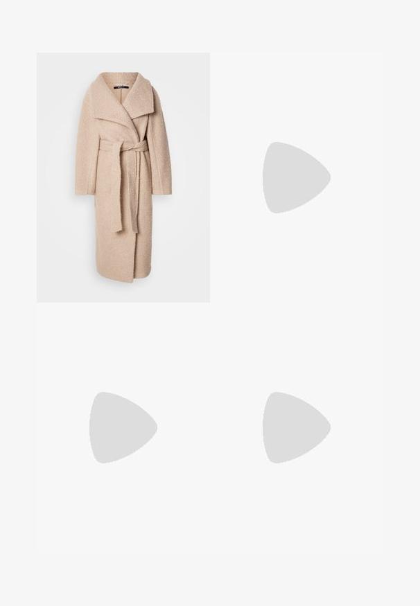 Béžový kabát z vlněné směsi s překládaným designem, širokým klopovým límcem a odpovídajícím páskem. Měkká textura a volný střih, délka ke kolenům.; Krémový svetr z měkké látky s kulatým výstřihem, dlouhými rukávy a zkráceným lemem. Jednoduchý a minimalistický design.; Černé džíny z denimu se rovný střih, pěti kapsami, kovovým knoflíkem a poutky na pásek. Látka má matnou strukturu a žádné viditelné vzory.; Hnědé kožené baletní byty s hladkým povrchem, špičatou špičkou a mašlí na přední straně, s nízkou černou gumovou podešví.; Tkaná olivově zelená kabelka zaobleného tvaru s propleteným držadlem. Texturovaný povrch má diagonální vzor. Zapínání na zip.