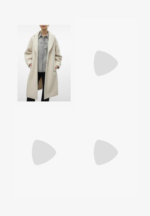 Krämfärgad, texturerad kappa med en avslappnad passform; har en bred krage, sidofickor och en medellång design, lagd över en grå skjorta.; Vit skräddarsydd topp i ribbat tyg med korta ärmar och rynkade detaljer på sidorna för textur och form.; Vita vida byxor i vid passform gjorda av ett lättviktsmaterial. Har en elastisk midja med dragsko och sidofickor. Slät textur.; Stradivarius Sneakers - white