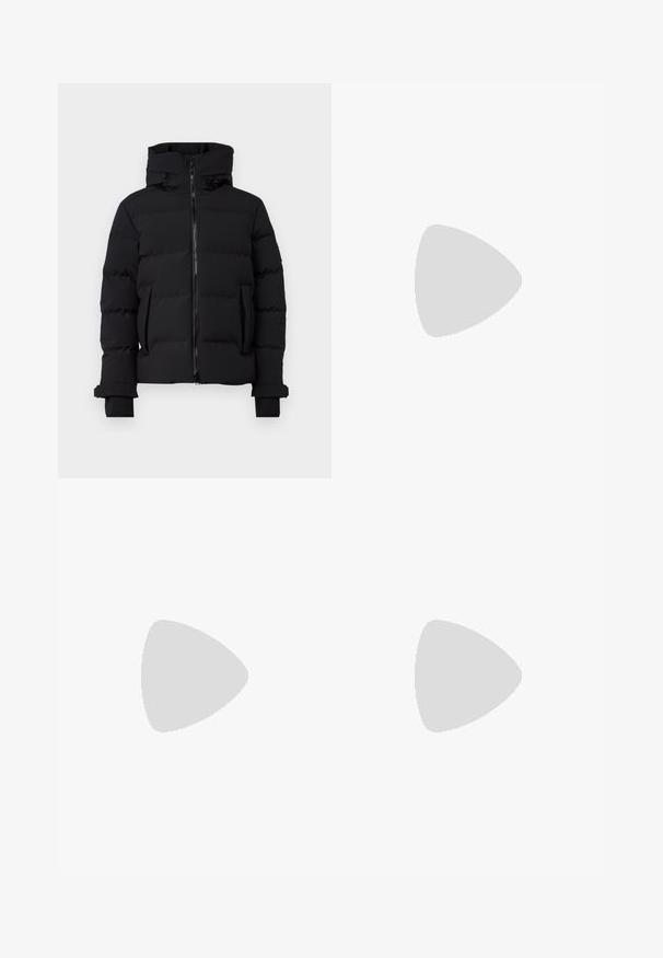 Belstaff PULSE  JACKET - Jachetă cu puf - black; Tricou din bumbac negru, cu un imprimeu diagonal roz al logo-ului "calvin klein" pe partea din față. Mâneci scurte și decolteu rotund.; Pantaloni negri din bumbac cu un design drept, având închidere cu nasture și bucle pentru curea. Textură netedă și stil minimalist, fără modele vizibile.; Calvin Klein HYBRID CUP - Pantofi slip-on - triple black