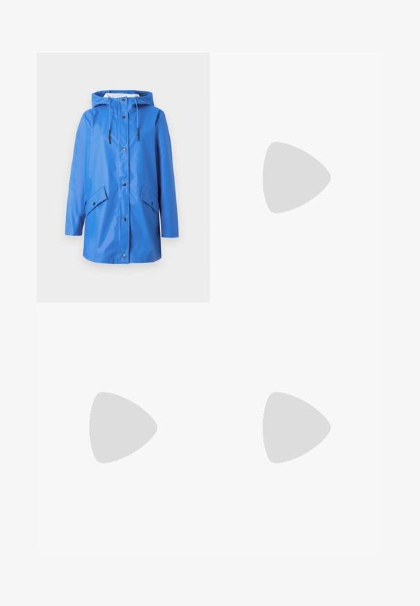 Capa de chuva azul com capuz, feita de material liso e à prova d'água. Possui botões de pressão na frente e dois bolsos laterais em ângulo. Design minimalista.; Blusa floral com mangas bufantes longas, base de creme claro, apresentando padrões florais em roxo, laranja e verde, e design de gola clássica.; Jeans de lavagem clara, de cintura alta, feitos de denim. Apresentam pernas largas, duas áreas rasgadas nos joelhos e o estilo clássico de cinco bolsos.; Sapatilha alta de tela branca com sola de borracha preta, bico de borracha na frente e seis ilhós para os atacadores, apresentando um design limpo e minimalista.; Bolsa de mão em couro vermelho com um design angular e geométrico. Apresenta uma única alça ajustável e um fecho com aba, com detalhes cosidos.
