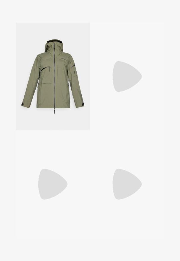 Olivengrøn vandtæt jakke med hætte, flere lynlåslommer, justerbare håndled og en glat tekstur. Har et minimalistisk design.; Sort t-shirt med korte ærmer lavet af letvægtsstof. Har et lille hvidt logo på venstre bryst og diskrete skuldrelementer.; Sorte atletiske bukser lavet af letvægtsstof, med en snor i taljen, sidelommer og tapered manchetter ved anklerne.; Sort Hoka løbesko med mesh-overdel, teksturerede detaljer og en tyk, polstret sål med skrånende kanter for forbedret støtte.