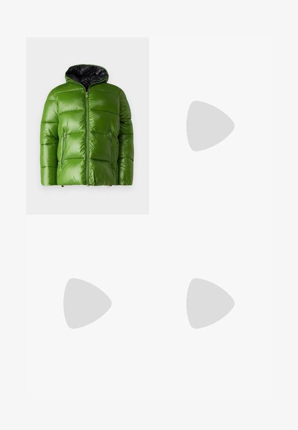 Giacca a vento verde con finitura lucida, chiusura zip e interno nero. Presenta due tasche frontali con zip e un cappuccio.; BOSS TEE - T-shirt basic - open white; Pantaloni beige realizzati in tessuto morbido, caratterizzati da una vestibilità dritta, piega singola e orli arrotolati. Include una chiusura frontale con bottone.; Sneaker bianca in pelle con tomaia testurizzata, punta tonda, design minimalista e suola in gomma con dettagli cuciti.