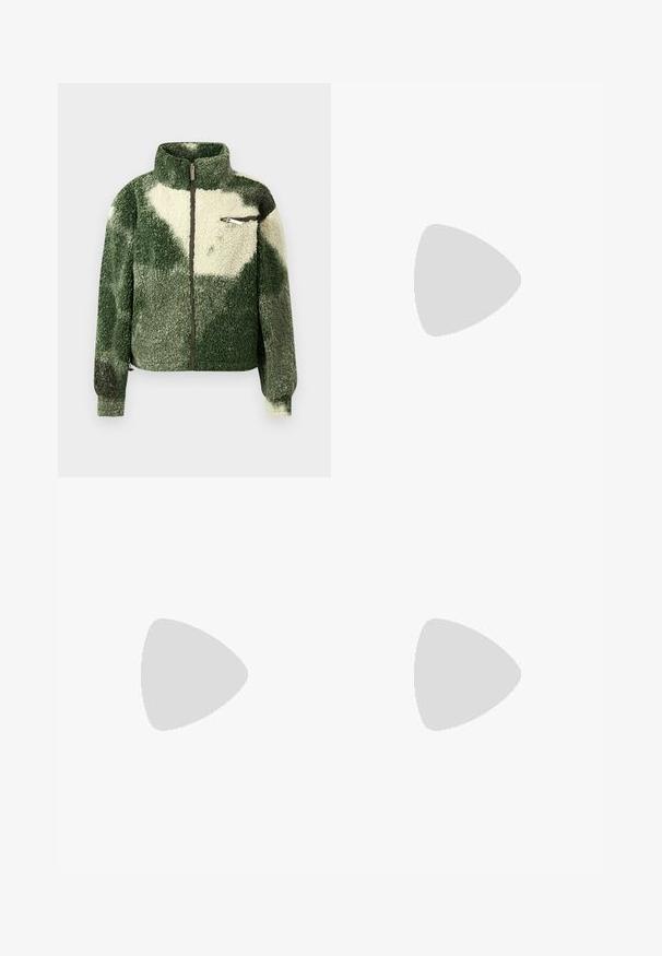 Roheline ja koorevärvi fliisjakke kõrge kaelusega, täisriide sulgemisega ja tõmblukuga rinna taskuga. Omab tekstuurset, pehmet pinda.; Must musta varrukatega crop top, millel on kõrge kaelus, läbipaistev võrkpaneel vöökoha juures ja struktureeritud õmblused kokkuhoidliku disaini jaoks.; Laia säärega cargo püksid tumeroheline ja heegeldatud halli kamoflaažiga mustris. Omab küljetaskut ja metallnuppu, valmistatud vastupidavast puuvillamaterjalist.; Mustan teravaotsaga kõrge kontsaga king, millel on krokodillimustriga tekstuur, stiilne disain, kõrge stilettokonts ja sile must sisesisustus.; Must värvi nahast käekott, millel on kaarjas disain, hõbedased nupukesed, kinnitusahe ja kaks külgtaskut. Reguleeritav rihm erinevate kandmisvõimaluste jaoks.