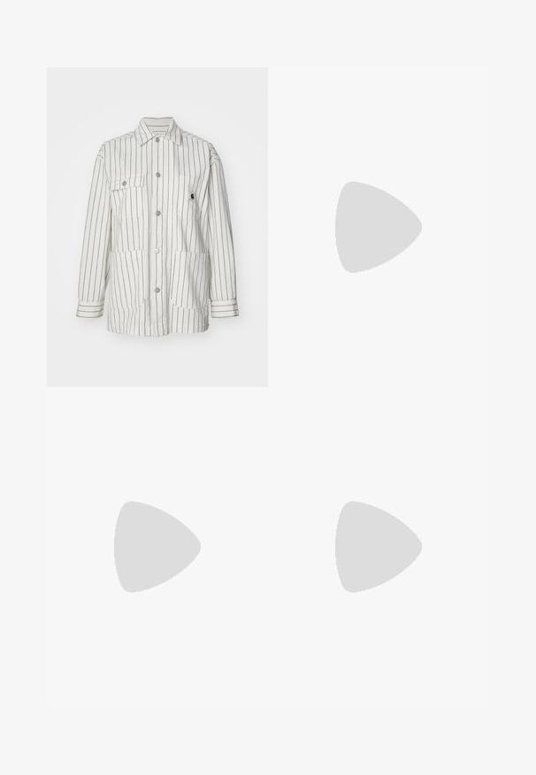Weiße gestreifte Jacke mit Knopfleiste, zwei großen Fronttaschen, langen Ärmeln und einem Kragen. Hergestellt aus einem strapazierfähigen Stoff.; Gekürztes, cremefarbenes T-Shirt aus Baumwolle. Es verfügt über ein pinkes, gesticktes Logo mit der Aufschrift "Nike Sportwear". Kurze Ärmel und ein runder Ausschnitt.; Weiße Denim-Hosen mit hoher Taille und weit geschnittenem Bein. Mit einem Knopf- und Reißverschluss, Gürtelschlaufen und dezenten Nähten.; Weiße Sportschuhe mit strukturiertem Obermaterial, verstellbarem Klettverschluss, runder Zehenpartie und einer dicken Sohle mit auffälligem Profil.; Große beige Leinen-Totetasche mit braunen Ledergriffen, die ein minimalistisches Design und sichtbare Nähte aufweist.