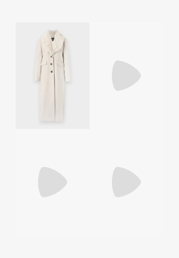 Pikk, koorevärvi mantel kunstkarvaga kraega, üksiknuputusega disain, neli nuppu ja kaks eesmist taskut. Ühtlane kangastekstuuri.; Valge pikkade varrukate turtleneck-särk, mis on valmistatud siledast ja venivast kangast. Omab kõrget kraed ja keha lähedast lõiget, ilma nähtavate mustrite või kaunistusteta.; Heledad sinine laia jalaeest, valmistatud denimist, kõrge vöökohaga, viie tasku disainiga ja kerge tuhmumisega, mis annab kulunud välimuse.; Valged platvormsneakerid, mis on valmistatud siledast sünteetilisest materjalist, ovaalse toe, paelkinnise disaini ja tekstuurse kummitaldiga. Must kontsrihm.