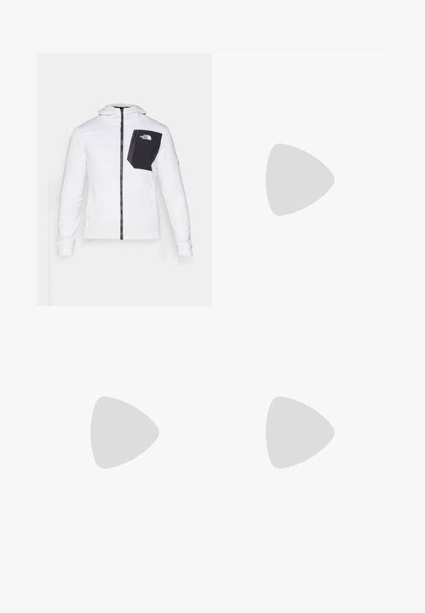 The North Face Fleecejakke - white/black; Svart kortermet T-skjorte laget av lett materiale. Har en liten hvit logo på venstre bryst og subtile skulderdetaljer.; Sorte joggebukser med elastisk midjebånd, innsnevret fasong, glatt tekstur, og en liten hvit logo på underbenet.; Svart terrengløpesko med teksturert overdel, gummisåle og forsterket tåhette. Har polstret krage og løftestropp for enkel påkledning.