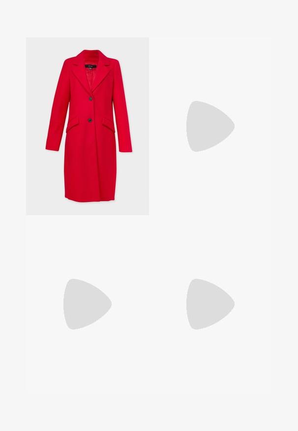 Vero Moda Tall VMFORTUNESARA LONG COAT - Klassikaline mantel - salsa; Must t-särk, millel on ümmargune kaelus, valmistatud puuvillast, lühikeste varrukatega ja lõdva lõikega. Sile tekstuur, ilma nähtavate mustrite või aktsendita.; Mustad flared püksid venivast kangast, kõrge vöökoht ja sile tekstuur. Püksid laienevad põlve kohalt.; Mustad musta sametist platvormsandaalid, millel on paks valge tald, lai esirihm ja reguleeritav pahkluu nööpe. Tekstureeritud tallad haardevad.