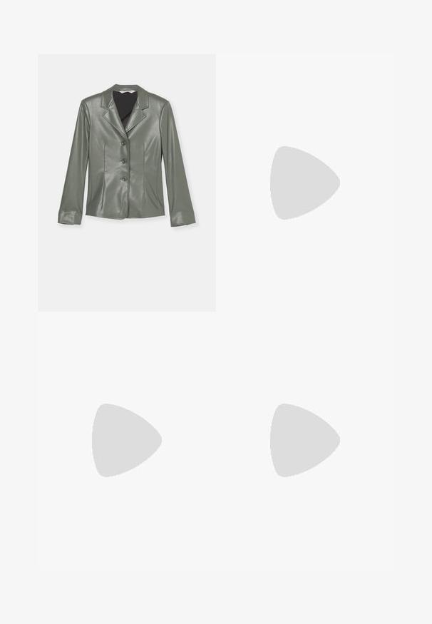Max Mara Leisure LOLLO - Jakna od umjetne kože - verde scuro; Bijela pamučna majica s okruglim izrezom i kratkim rukavima, s opuštenim krojem i minimalističkim dizajnom. Oznaka vidljiva na vratu.; Tamno plave hlače od glatkog materijala, s pravim nogavicama, prednjim plisiranim detaljima i bočnim džepovima za elegantan izgled.; Crne kožne baletanke s zaobljenim vrhom, glatke teksture, minimalnim detaljima šavova i fleksibilnim dizajnom potplata.