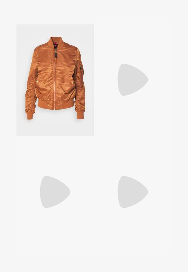 Alpha Industries Bomber jakna - hazel brown; Bež majica iz bombaža s opuštenim krojem, okruglim izrezom, kratkim rukavima i malim kvadratnim logom na lijevoj strani prsnog područja.; Bež široke hlače madeža iz bombaža z gladko teksturo, ki imajo sprednja žepa in srebrn gumb na pasu.; Črne in vzorčaste hlače v kombinaciji z mornarsko modrimi semiš teniskami z medeni črtami in belimi podplati. Površine so prikazane kot teksturirane in ravne.