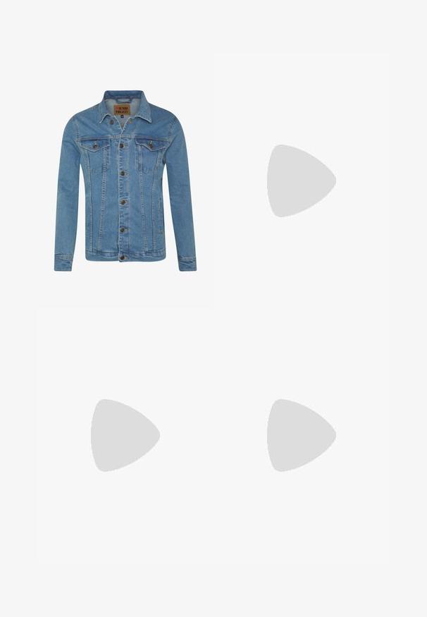 Ανοιχτό μπλε τζιν μπουφάν με κολάρο, δύο τσέπες στο στήθος, κουμπιά και αντίθεση στη ραφή.; Μαύρο κοντομάνικο μπλουζάκι από λείο ύφασμα, με μικρή κίτρινη ετ�ικέτα στο στήθος. Ο σχεδιασμός έχει χαλαρή εφαρμογή και στρογγυλή λαιμόκοψη.; Λευκοί αθλητικοί σορτς από ελαφρύ ύφασμα με ελαστική μέση, διαθέτοντας δύο πλαϊνές τσέπες και ένα μικρό μαύρο λογότυπο στο στρίφωμα.; Μαύρο και γκρι αθλητικό παπούτσι με επάνω μέρος από διχτυωτό υλικό, ανακλαστικές λεπτομέρειες και λευκή μεσαία σόλα. Διαθέτει υφή από καουτσούκ στην εξωτερική σόλα και κορδόνια.