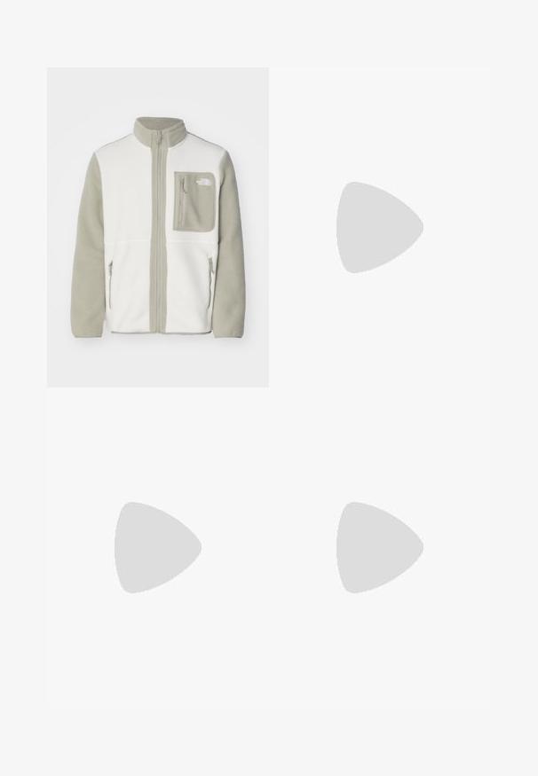 The North Face M YUMIORI FULL ZIP - Fleecejakke - white dune/clay grey; Svart bomull t-skjorte med korte ermer, rund hals og en liten hvit logo på venstre bryst. Enkel design, glatt tekstur og avslappet passform.; Sorte idrettsbukser laget av lett stoff, med snor i livet, sidelommer og smale mansjetter ved anklene.; Svart utendørs sneakers med overdel i semsket skinn, teksturert gummisåle og solid snøresystem. Har forsterket hæl og merkevarelogo på siden.
