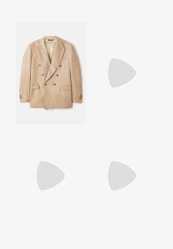 Beige divkārtīgi žakete ar lieliem griezumiem, divām priekšējām kabatām un brūnām pogām, izgatavota no tekstūras auduma.; Balts kokvilnas T-krekls ar īsām piedurknēm un apaļu kakla izgriezumu. Uz krūtīm ir maza, diskrēta Nike logo un sānu birka.; Melnu džinsu bikses ar taisnu kāju dizainu, ar pogu un rāvējslēdzēju, jostu cilpām un minimālu šuvju detaļām.; Baltie sporta apavi ar sietiņu augšdaļu, rakstainiem akcentiem un mīkstu zoli. Apvienoti ar melniem ribotām potīšu zeķēm uz zilas paklāja virsmas.