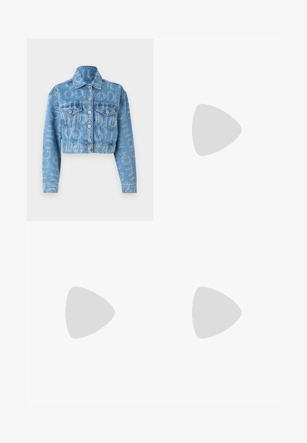 Veste en denim raccourcie de couleur bleu clair avec deux poches poitrine à l'avant, des boutons en métal argenté et un motif répété de lettres et d'icônes en impression délavée.; T-shirt en coton noir avec un col rond, des manches courtes et un logo brodé sur la poitrine. Coupe simple et décontractée sans motifs.; Pantalon noir ajusté avec une coupe droite, présentant une texture lisse et des plis nets sur le devant. Aucune quincaillerie visible.; Slingback noir à bout pointu avec un petit talon, en cuir lisse et doté d'un design découpé sur le côté pour plus de respirabilité.