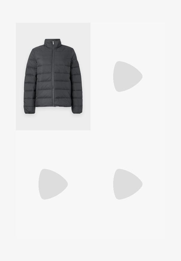 Puhasta jakna v temno sivi barvi, ki ima visok ovratnik, popoln zadrgo spredaj in horizontalno šivano zasnovo za dodatno toplotno izolacijo in teksturo.; Svetlo vijoličast pulover s krojnim ovratnikom, izdelan iz mehkega materiala; ima rebraste manšete in spodnji del ter majhen bel Nike logotip na prsih.; Bela športna hlače širokega kroja z rebrastim pasom in diskretno logotipno podrobnostjo. Gladek material z sproščenim krojem in zoženim robom.; Nike Sportswear FIELD GENERAL - Športni copati - off-white/black