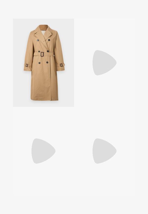 Beżowy płaszcz trench z podwójnym zapięciem, czarnymi guzikami, paskiem w talii i regulowanymi mankietami. Gładka tekstura, klasyczna sylwetka.; FRAME - T-shirt basic; Niebieskie dżinsy z prostą nogawką, z zapięciem na guziki, paskiem i przednimi kieszeniami. Wykonane z teksturowanej bawełny.; Czarne skórzane sandały z regulowanym zapięciem, płaską, brązową podeszwą oraz dwoma szerokimi paskami krzyżującymi się na stopie, minimalistyczny design.