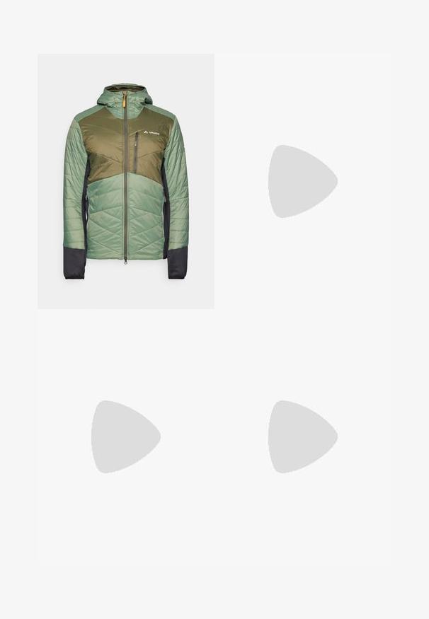 Vaude SESVENNA JACKET IV - Āra jaka - agave; Garais krekls ar garām piedurknēm un teksturētu audumu, ar tumši pelēku krūšu kabatu un rāvējslēdzēju. Uz kabatas ir balts logo.; Beige kravas bikses ar pogu aizdari, šauru piegriezumu, sānu kabatām un gludu kokvilnas maisījuma audumu. Nav pamanāmu rakstu vai akcentu.; Melnas pārgājienu kurpes ar gludu virsu, perforētu dizainu, pelēku zoli un nostiprinātu papēdi. Iekļauj auklas un cilpu vieglai uzvilkšanai.