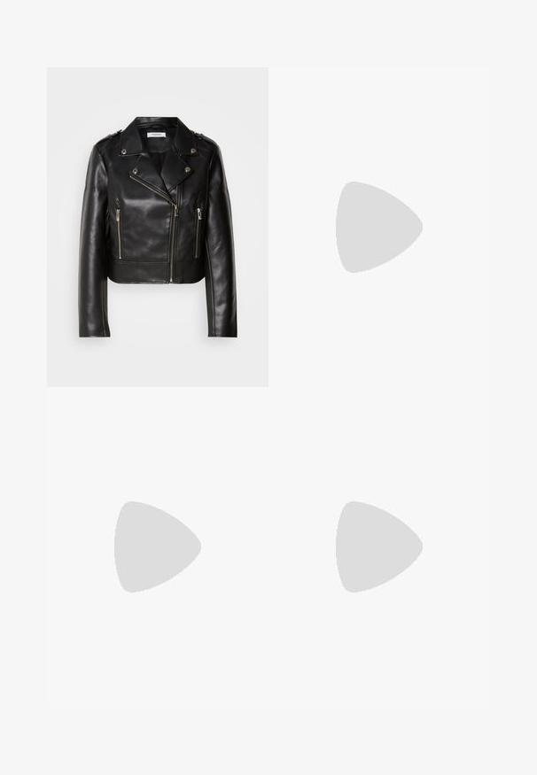Veste en cuir noir de motard avec garnitures en argent, fermeture zippée asymétrique et deux poches zippées à l'avant. Présente des revers larges et des détails aux épaules.; T-shirt blanc à manches courtes en coton doux. Présente un col rond et une coupe décontractée. Design épuré sans motifs ni accents visibles.; Pantalons larges noirs à taille haute, avec des détails de boutons à la taille et des plis sur le devant.; Escarpin en cuir noir avec un bout pointu et un petit talon bloc. Doté d'une bride de cheville avec une boucle dorée. Texture lisse.