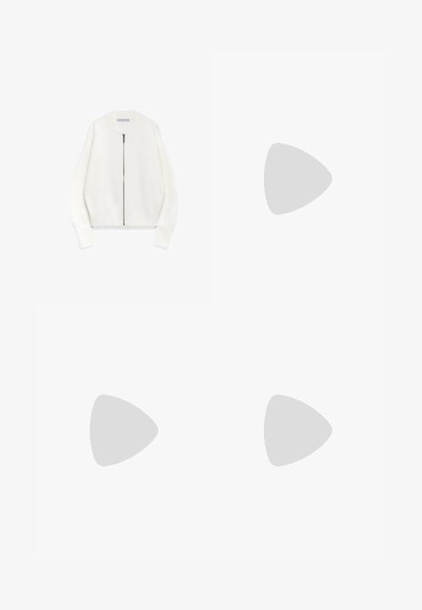 Felpa bianca con zip, colletto rotondo, spalle scese e polsini a costina, realizzata in un tessuto morbido con una texture liscia.; Maglietta a maniche corte beige chiaro con scollatura rotonda, realizzata in un tessuto morbido e liscio. Presenta una vestibilità comoda e un orlo dritto.; Pantaloni a gamba larga bianchi realizzati in un tessuto leggero. Presentano una vita elastica con cordoncino e tasche laterali. Texture liscia.; Sandal con tacco trasparente e parte superiore trasparente, plantare beige e una sottile cinghia alla caviglia. Presenta una punta appuntita e un tacco alto e sottile.