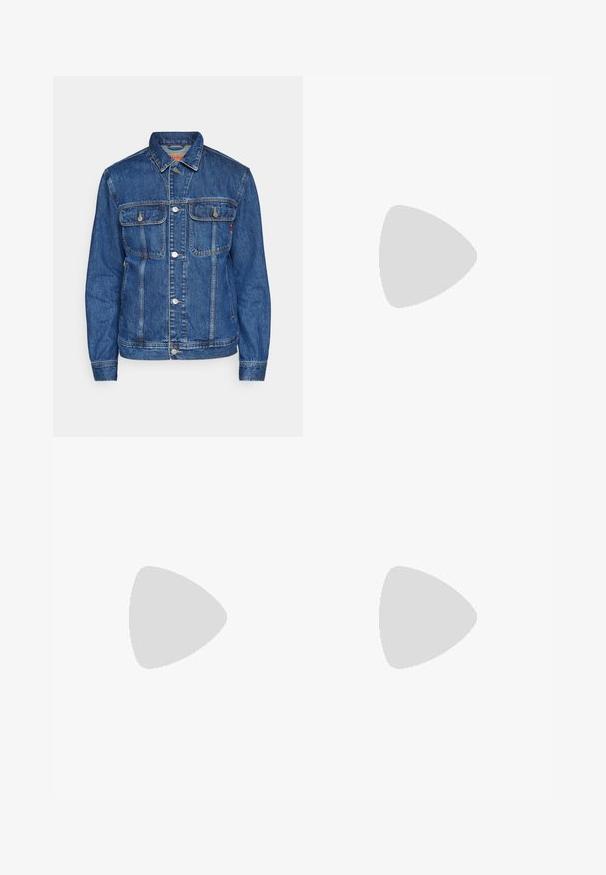 Denimjack in donkerblauw met een klassieke snit. Voorzien van twee borstzakken, knoopsluiting en gestikte details op de mouwen en zoom.; Witte polo shirt van katoen, met een klassieke kraag, korte mouwen en een klein marineblauw logo op de linkerbovenkant. Placket met twee knopen.; Beige broek met een rechte snit, voorzien van een enkele zwarte knoop, riemlussen en zijzakken. Glad stoffen textuur en een minimalistisch ontwerp.; Suede loafers in lichtbruin met een gestikt ontwerp, voorzien van een decoratieve gesp en een flexibele rubberen zool voor comfort.; Metalen zonnebril met ovale groene lenzen. Dunne zilveren metalen rand en zwarte oorstoppers. Minimalistisch ontwerp, zonder zichtbare logo's.