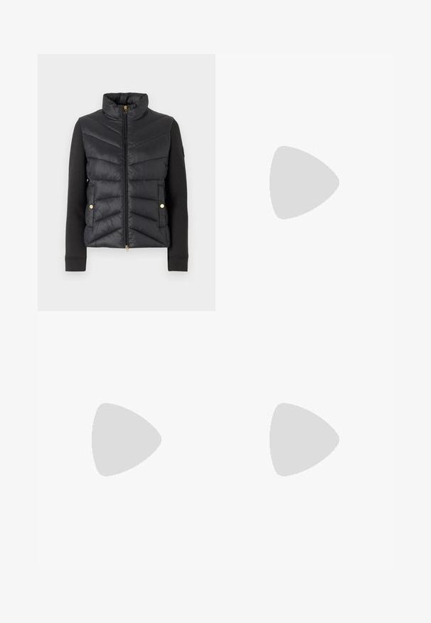 Vest puffer negru cu quilt chevron, guler tip mock, închidere cu fermoar și mâneci lungi. Dispune de accesorii de culoare aurie și un finisaj de stofă netedă.; Tricou alb cu mânecă scurtă, cu dungi orizontale bleumarin, având logo-ul brodat "Tommy Hilfiger" pe piept. Design clasic cu gât rotund.; Fustă plisată albă cu un brâu elastic negru, având logo-ul "LACOSTE". Design de lungime medie, cu textură moale.; Adidași din piele albă cu o talpă groasă albă, accent de călcâi din suede negru și logo embosat pe lateral. Design cu șireturi și șase orificii.