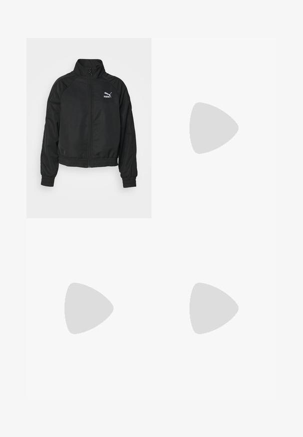 Schwarze Zip-Jacke mit hohem Kragen, elastischen Bündchen und Saum. Mit weißem Puma-Logo. Hergestellt aus glattem, leichtem Stoff.; Set aus drei kurzärmeligen T-Shirts in Schwarz, Grau und Weiß. Hergestellt aus Baumwolle, mit Rundhalsausschnitt und einem einfachen, einfarbigen Design.; Dunkelgrüne weit geschnittene Hosen verfügen über ein strukturiertes Blumenmuster, ein Fünf-Taschen-Design und Metallknopfverschlüsse an der Taille.; Schwarze Leder-Schnürstiefelette mit dickem, profiliertem Sohlen und gelben Nähten, aufgehängt vor einem gelben, kreisförmigen Hintergrund.