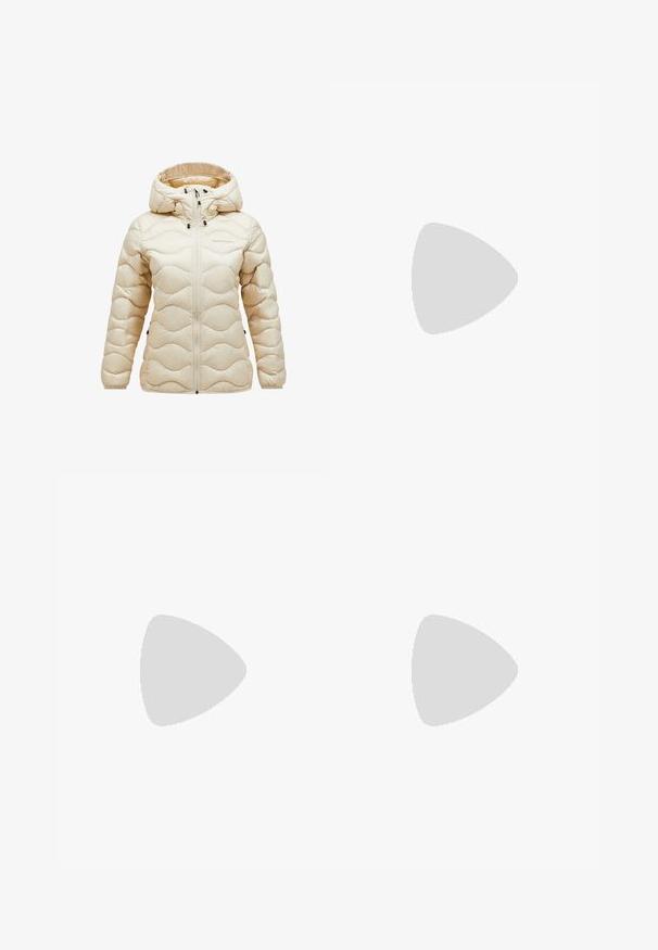 Jachetă puffer bej cu fermoar frontal, glugă și design matlasat cu model ondulat. Material elegant, lucios, cu accente de accesorii negre.; Iarna neagră cu mânecă lungă, din bumbac, cu guler rotund. Prezintă un mic logo alb în zona pieptului stâng. Design simplu și croi lejer.; Pantaloni cargo din nylon negru, cu fermoar detașabil, manșete ajustabile, multiple buzunare și un logo pe piciorul drept. Textură netedă și ușoară.; Pantofi de drumeție negri cu un superior din țesătură texturată, sistem de șireturi și talpă din cauciuc robustă. Accentați cu detalii reflectorizante și logo-uri.