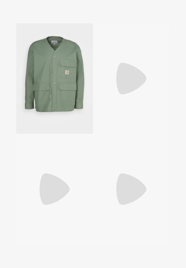 Carhartt WIP ELROY - Giacca leggera - park; Maglietta bianca in cotone, con scollatura rotonda nera e tre strisce nere su ciascuna spalla. Piccolo logo nero sul petto.; Pantaloni sportivi azzurri chiari realizzati in tessuto morbido, con vita elasticizzata e strisce laterali nere a contrasto.; adidas Originals GAZELLE - Scarpe da calcio indoor - real madrid/bluebird/footwear white/crew yellow
