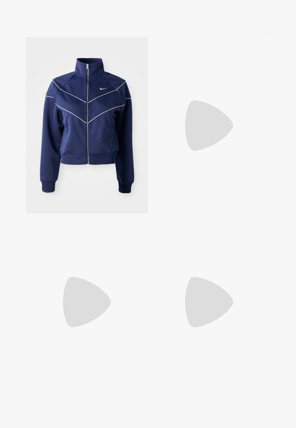 Casaco de fecho éclair azul-marinho feito de tecido liso, com gola alta, costura em chevron branca e bolsos laterais. Logótipo da Nike no peito.; Conjunto de três t-shirts de manga curta nas cores preto, cinza e branco. Feitas em algodão, com gola redonda e um design simples, em cores sólidas.; Calças largas de cor verde escuro apresentam um padrão floral texturizado, design de cinco bolsos e fechos de botão metálico na cintura.; Mocassins de couro preto com uma textura suave, detalhes de costura e bico arredondado, combinados com calças brancas ajustadas.