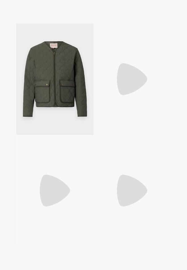 Prošívaná zelená bunda s kulatým výstřihem, předním zipem, dvěma klopovými kapsami a nenápadným logem. Obsahuje strukturovaný, polstrovaný design.; Sada bavlněných triček, která obsahuje černé a bílé tričko, obě s krátkým rukávem, kulatým výstřihem a standardním střihem. Texturovaná látka.; Černé kalhoty s elastickým pasem a rovnými nohavicemi, s hladkým povrchem a bez viditelných vzorů nebo kovových doplňků.; Černé semišové šněrovací boty s kulatou špičkou, lehkou krémovou podrážkou a jemným modrým prošíváním na svršku.