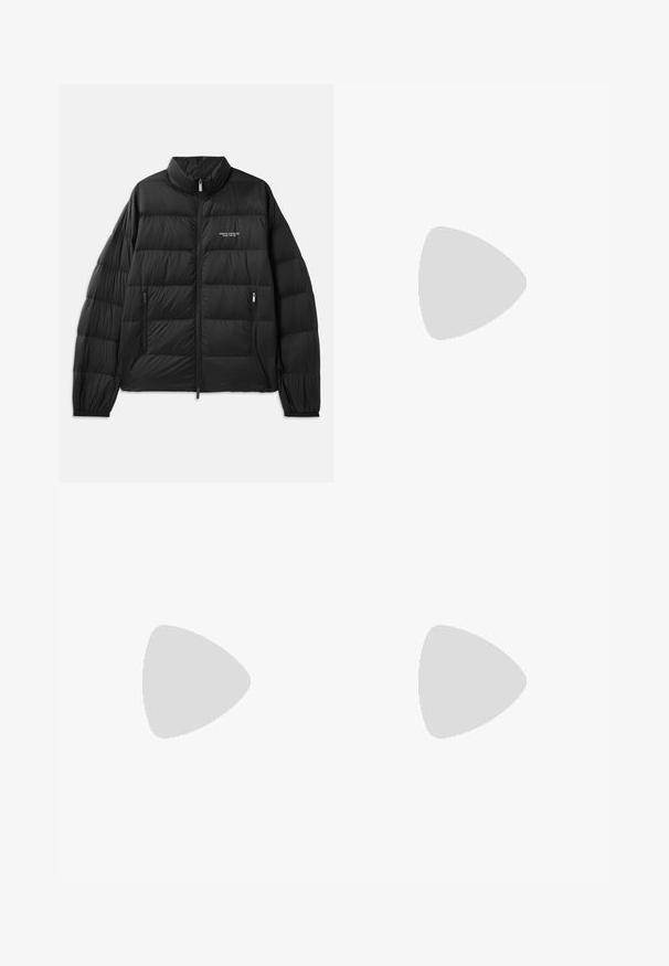 Sort pufferjakke med quiltet design, høj krave, fuld frontlynlås og to lynlåslommer. Har logo på venstre bryst.; Hvid bomulds t-shirt med rund halsudskæring og korte ærmer, prydet med et gold EA7 Emporio Armani logo trykt på forsiden.; Sorte atletiske shorts lavet af blødt stof, med en elastisk talje og et lille gult EA7-logo nederst på venstre ben.; Hvide lædersneakers med en glat overflade, rund tå, snørebånd foran og flad gummisål. Har prægede branding på hælen.