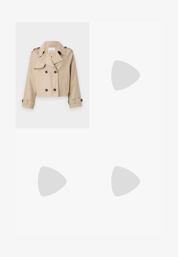 Trench coat beige accorciato con bottoni doppi, grande colletto e dettagli con polsini arrotolati. Realizzato in tessuto liscio e leggero.; Camicetta bianca a maniche lunghe in cotone. Caratterizzata da un colletto e una vestibilità rilassata. Texture liscia senza motivi visibili.; Jeans in denim azzurro chiaro, con vestibilità dritta, vita alta, trama sbiadita e cinque tasche. Presentano chiusura con bottone metallico e zip.; Sneaker bianco realizzato in materiale sintetico liscio, con punta arrotondata, design con lacci, suola piatta e delicati dettagli perforati.; Borsa a spalla in suede marrone con una texture morbida, caratterizzata da una singola tracolla e un'apertura superiore leggermente curvata. Nessun dettaglio hardware visibile.