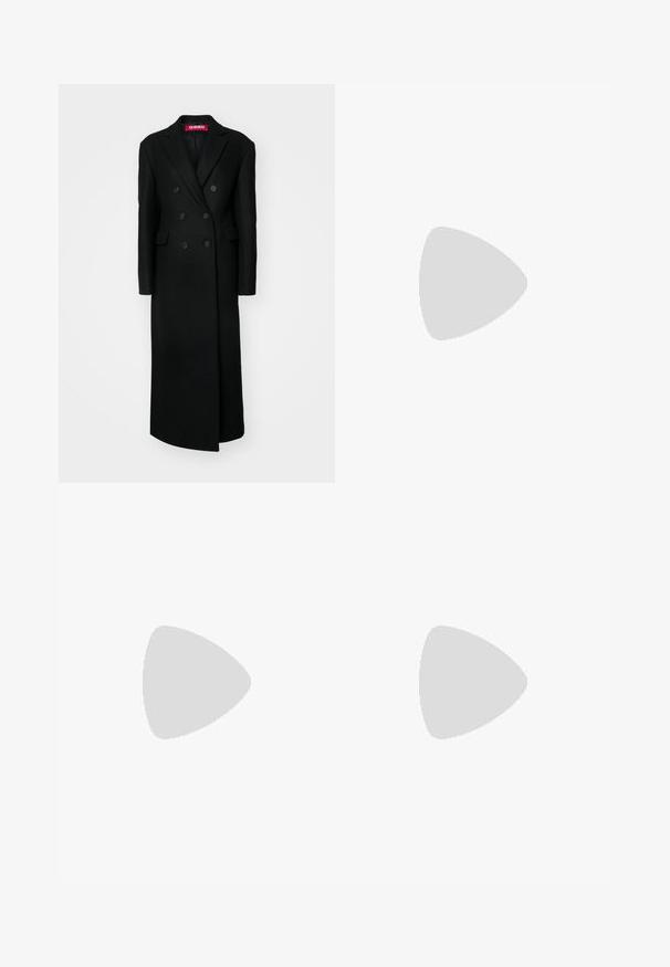 032c PORTRAIT COAT - Klasisks mētelis - black; Melnas bez piedurknēm blūze ar plānām siksniņām, brīva piegriezuma un savilkta apakšmala. Izgatavota no viegla auduma ar gludu tekstūru.; Melnbra plaša kāju bikses ar augstu jostasvietu, gludu priekšpusi un sašaurinātiem potītes daļām. Izgatavotas no gludas auduma ar matētu apdari.; Melna ādas sandale ar kvadrātveida purngalu, plānām siksnām, regulējamu potītes siksnu un zemu papēdi. Iezīme ir neliela zelta akcenta detaļa uz siksnas.; Melnas krokodila rakstā izgatavota ādas rokassoma ar strukturētu dizainu, augšējo rokturi, regulējamu siksnu un izteiktu priekšējo logotipa detaļu.